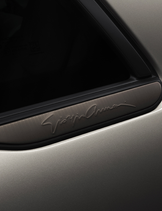 La firma de Giorgio Armani en la moldura de la ventana trasera del FIAT 500e Edición de Colección Giorgio Armani 2025.