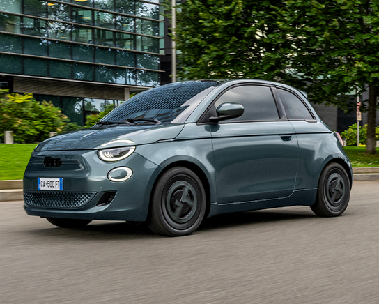 Colores distintivos: ángulo frontal del lado del conductor de un FIAT 500e Edición de Colección Giorgio Armani 2025 verde oscuro.