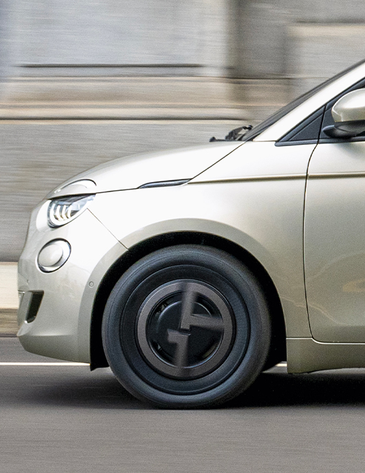 Un aro con el logotipo de Giorgio Armani (GA) en la Edición de Colección Giorgio Armani del FIAT 500e 2025.