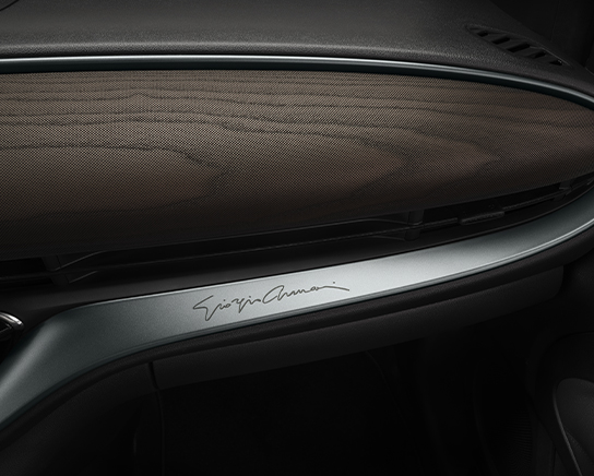 La firma de Giorgio Armani en el tablero del FIAT 500e Edición de Colección Giorgio Armani 2025.