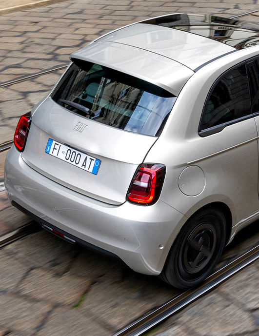 Un ángulo elevado del portón trasero y el techo corredizo en un FIAT 500e Edición de Colección Giorgio Armani 2025 gris beige.