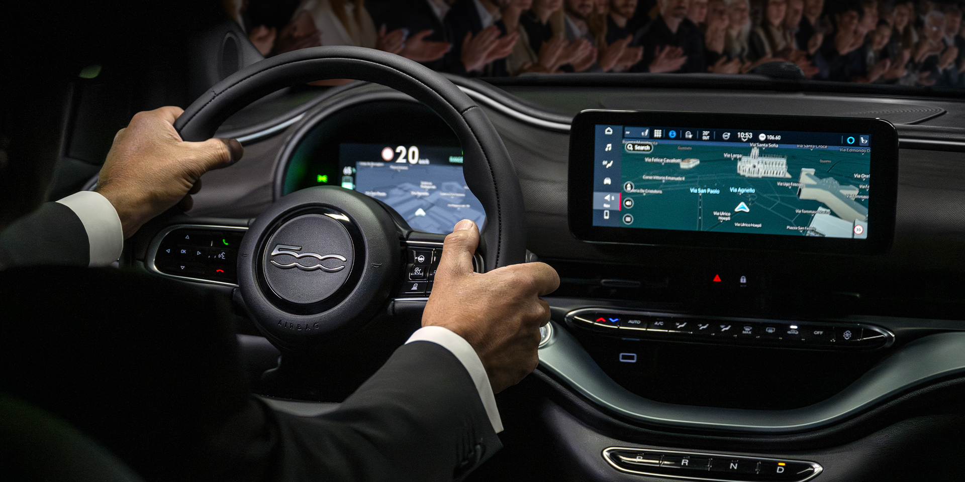 La guía, la pantalla digital del grupo de instrumentos y la pantalla táctil Uconnect del FIAT 500e Edición de Colección Giorgio Armani 2025, desde el punto de vista del conductor.