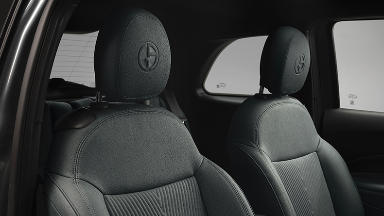 Los asientos delanteros del FIAT 500e Edición de Colección Giorgio Armani 2025 con el logotipo de Giorgio Armani (GA) en los reposacabezas.