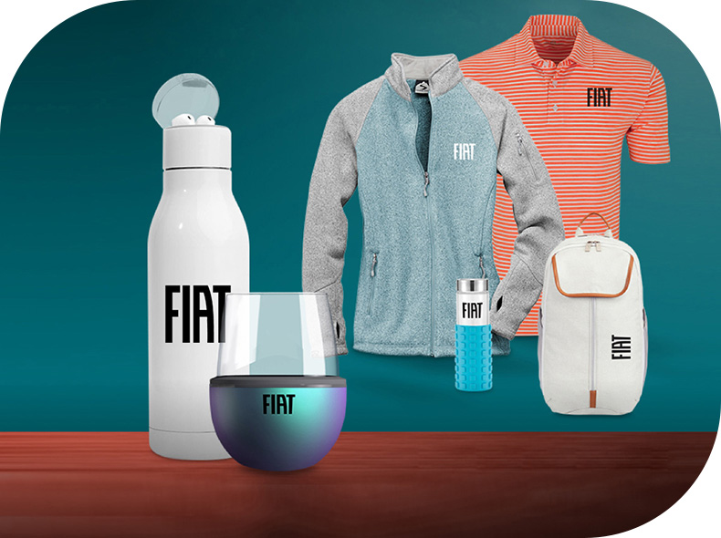 Un conjunto de artículos de la marca Fiat que incluye botellas de agua, una chaqueta, un polo, una vinoteca y una mochila para el ordenador.