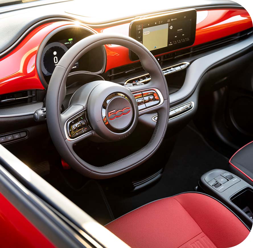 El interior del Fiat 500e 2024 Inspired, centrándose en la guía, la pantalla táctil Uconnect y el tablero.