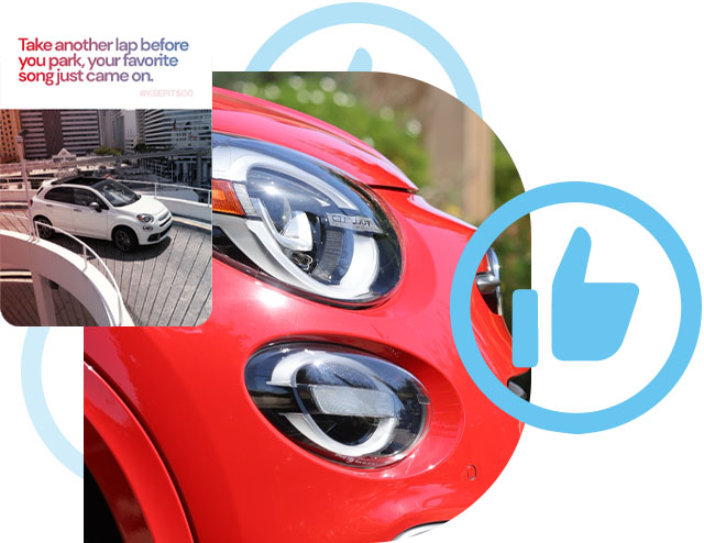Dos modelos de Fiat 500X: un Fiat 500X Sport blanco de 2023 cruzando un puente y un primer plano del faro de un Fiat 500X Sport rojo de 2023. Un emoji de pulgar hacia arriba.
