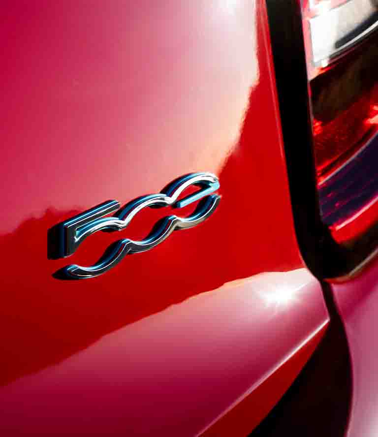 Primer plano del emblema 500e en el portón trasero de un Fiat 500e de 2024.