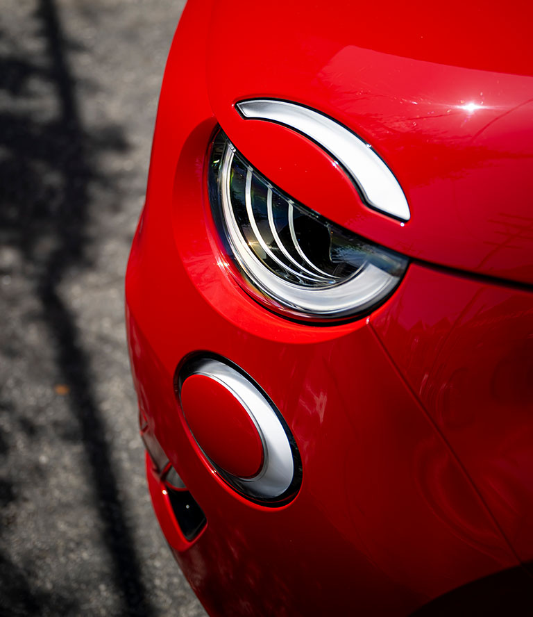 Primer plano de un faro delantero de un Fiat 500e de 2024.